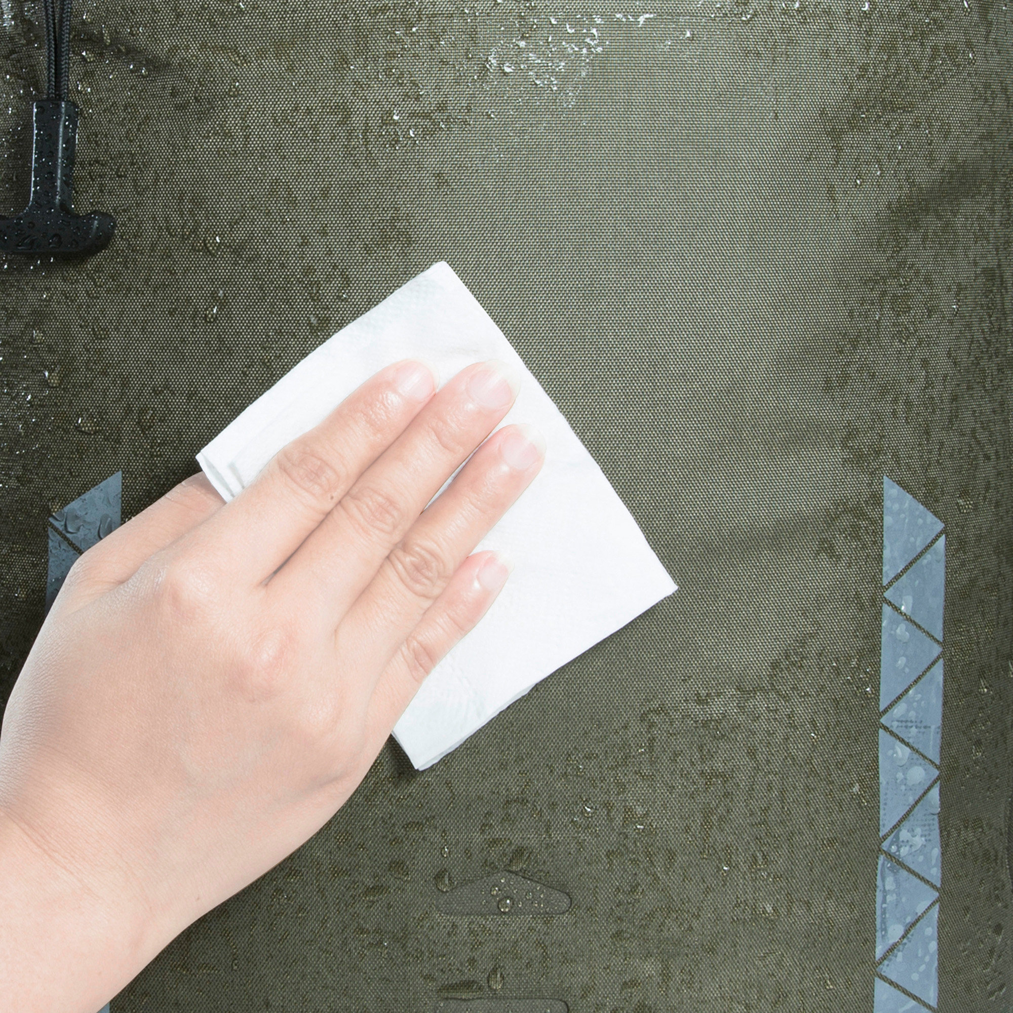 Papier, Körperteil, Finger, Hand, Person, Tatonka Commuter Rolltop 25 WP stone grey olive grau Tagesrucksäcke - Detailansicht