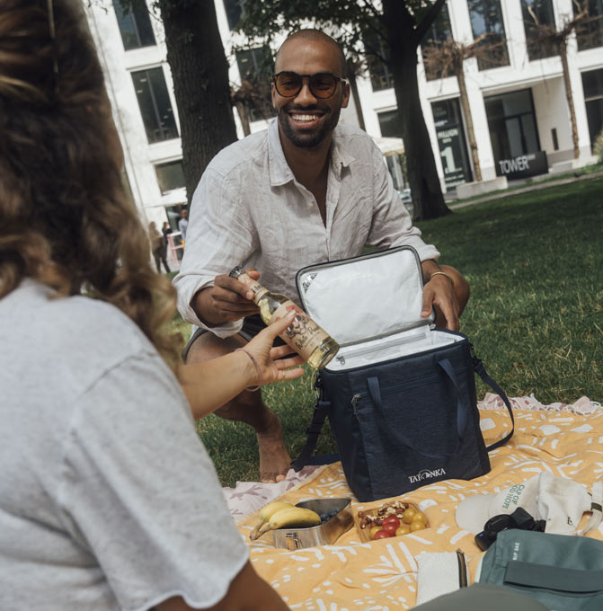 Entdecke unsere praktischen Kühltaschen und Isolierhüllen für heiße Sommertage.