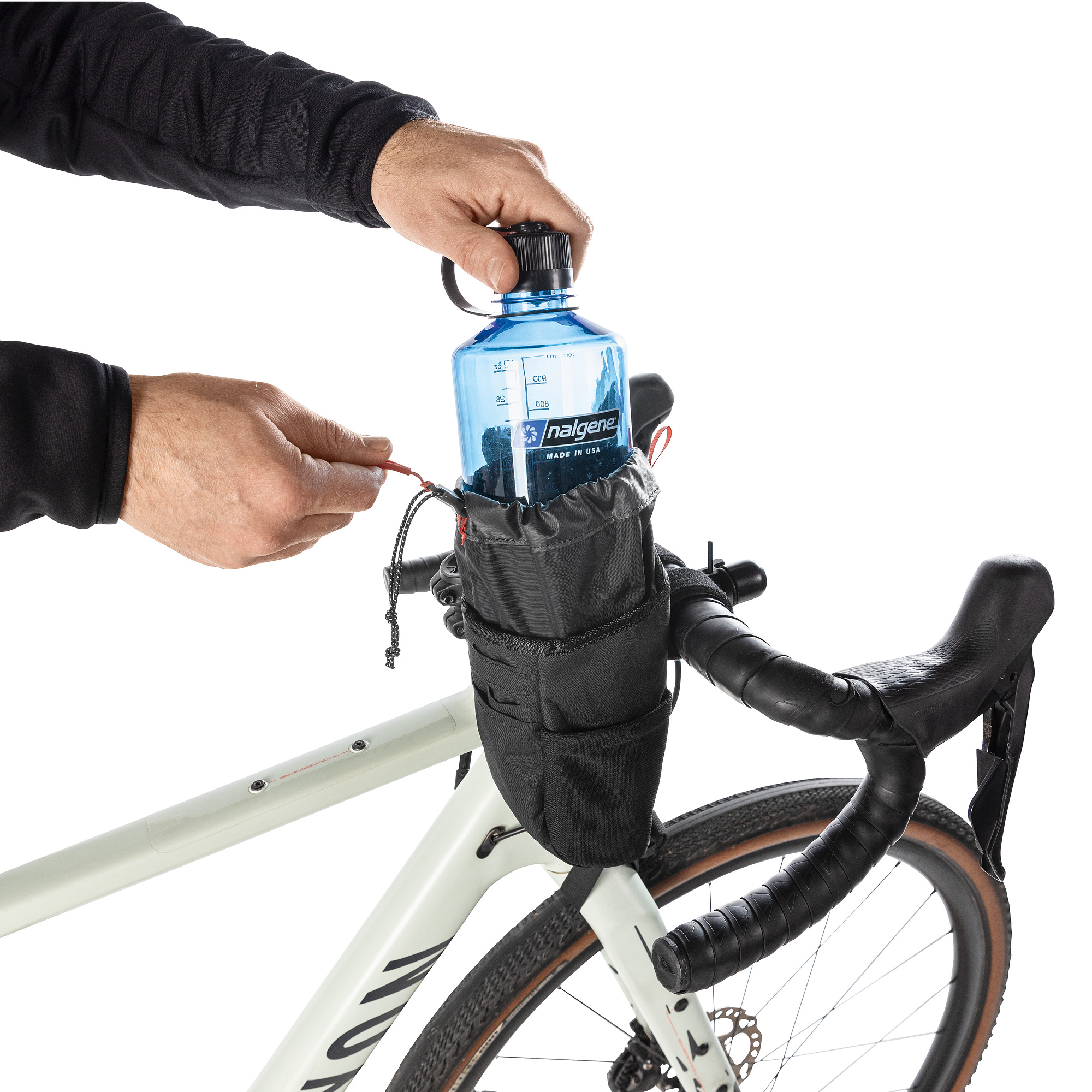 Flasche, Rad, Fahrrad, Wasserflasche, Person, Tatonka Stem Pouch black schwarz - Detailansicht