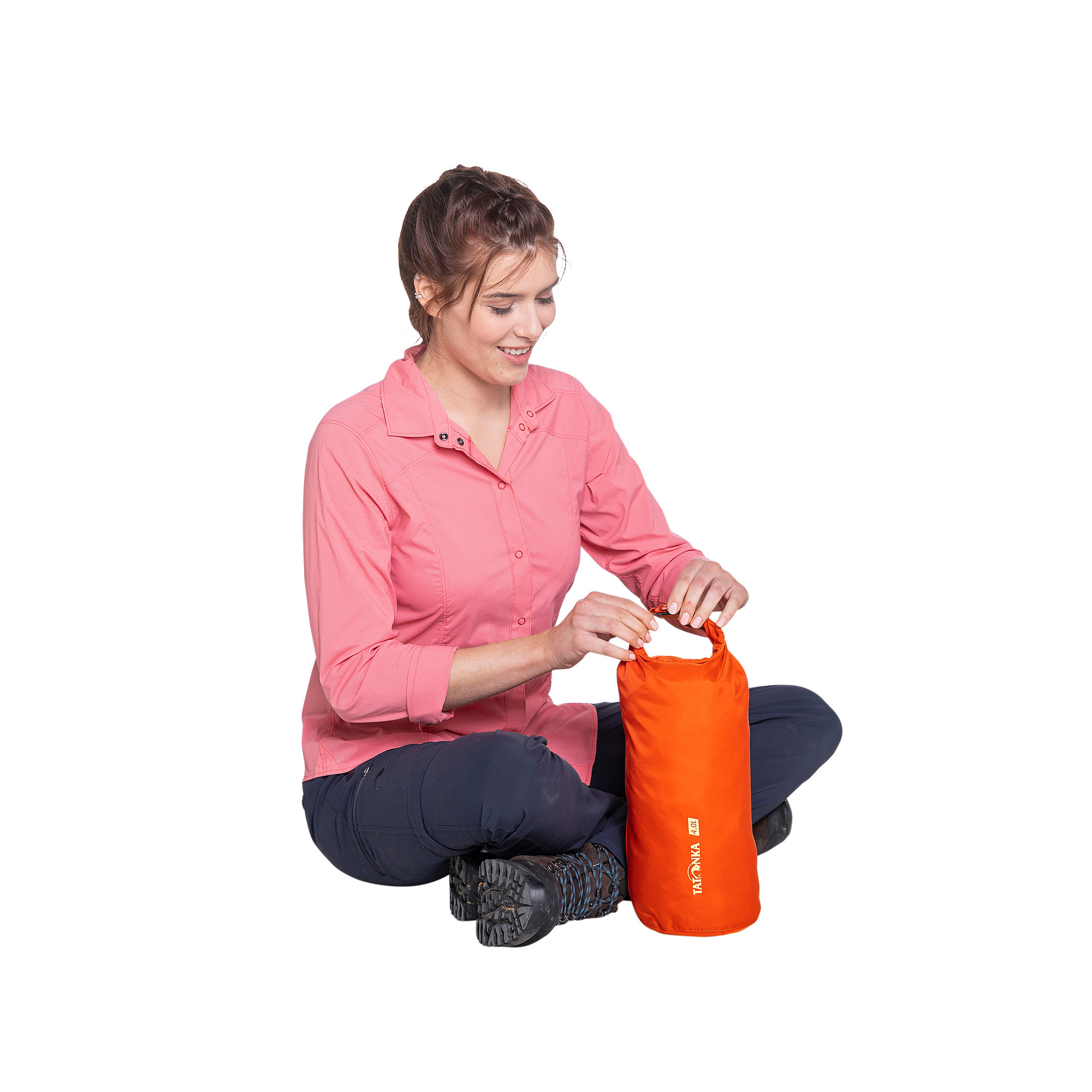 Tatonka Dry Sack 4l red orange rot Reisezubehör - Detailansicht Person, Tasche, Tatonka Dry Sack 4l red orange rot Reisezubehör - Detailansicht