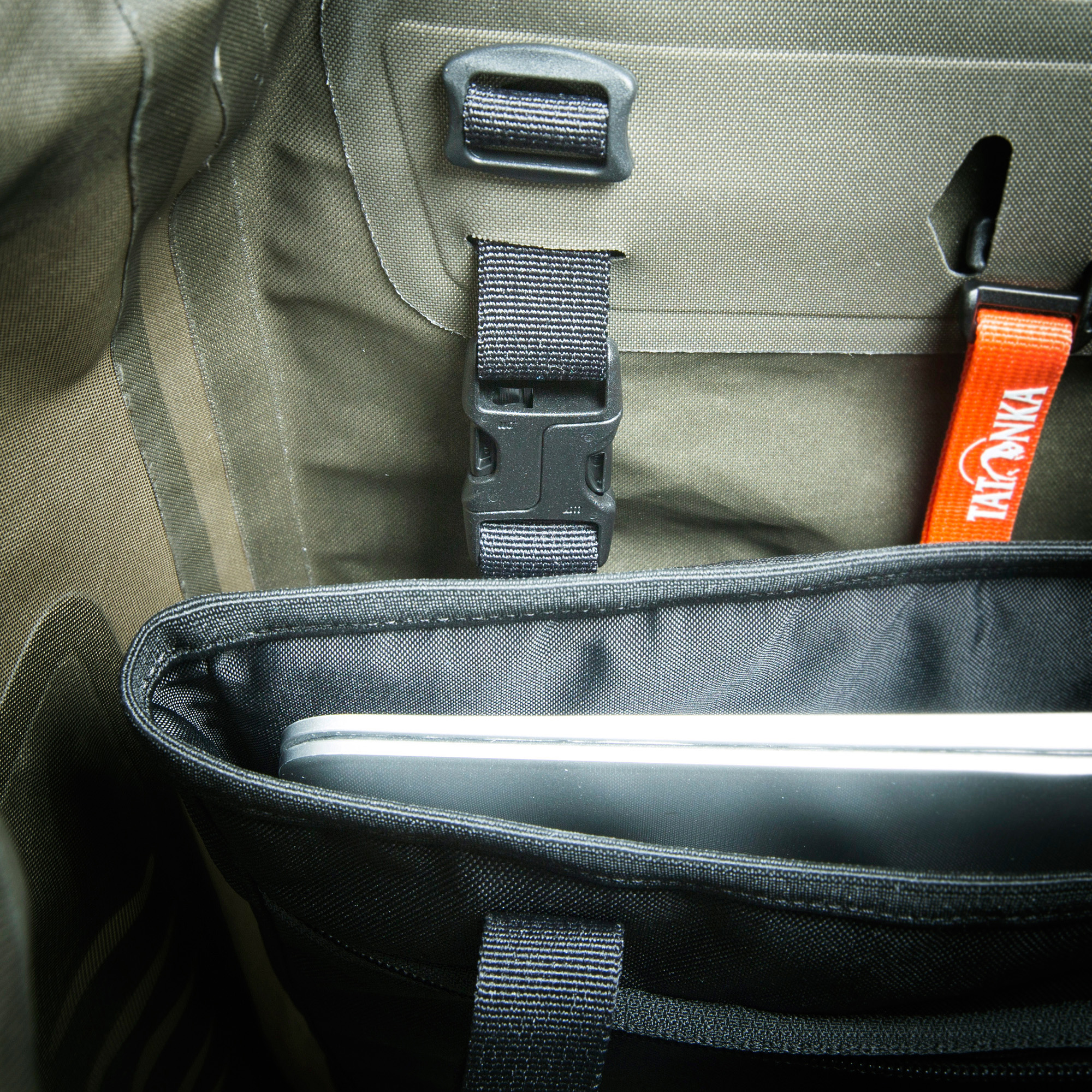 Zubehor, Gürtel, Tasche, Handtasche, Tatonka Commuter Rolltop 25 WP stone grey olive grau Tagesrucksäcke - Detailansicht