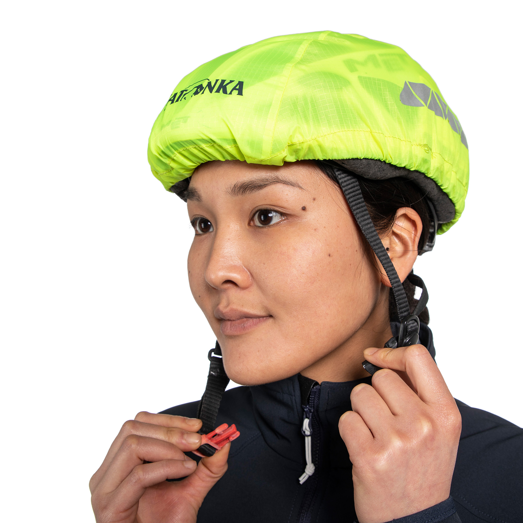 Tatonka Helmet Cover safety yellow gelb Regenhüllen - Detailansicht Schutzhelm, Helm, Hut, Person, Frau, Tatonka Helmet Cover safety yellow gelb Regenhüllen - Detailansicht