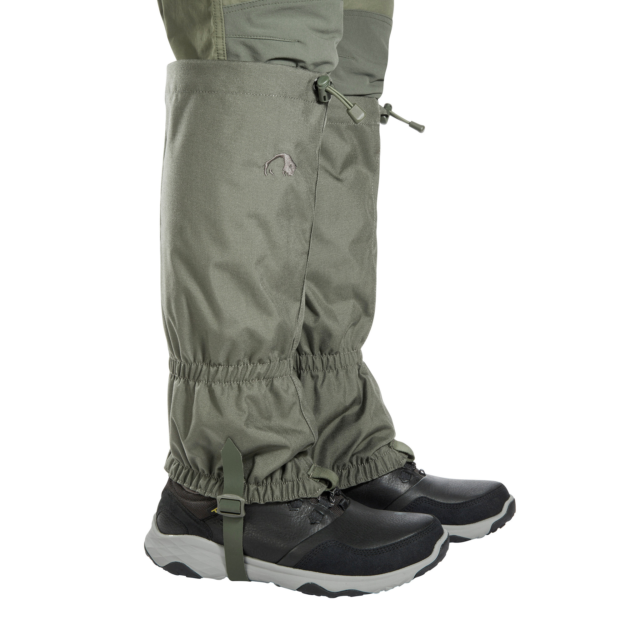 Tatonka Gaiter 500 Cordura BC stone grey olive grau Gamaschen - Detailansicht Bekleidung, Hosen, Schuhwerk, Schuh, Person, Tatonka Gaiter 500 Cordura BC stone grey olive grau Gamaschen - Detailansicht