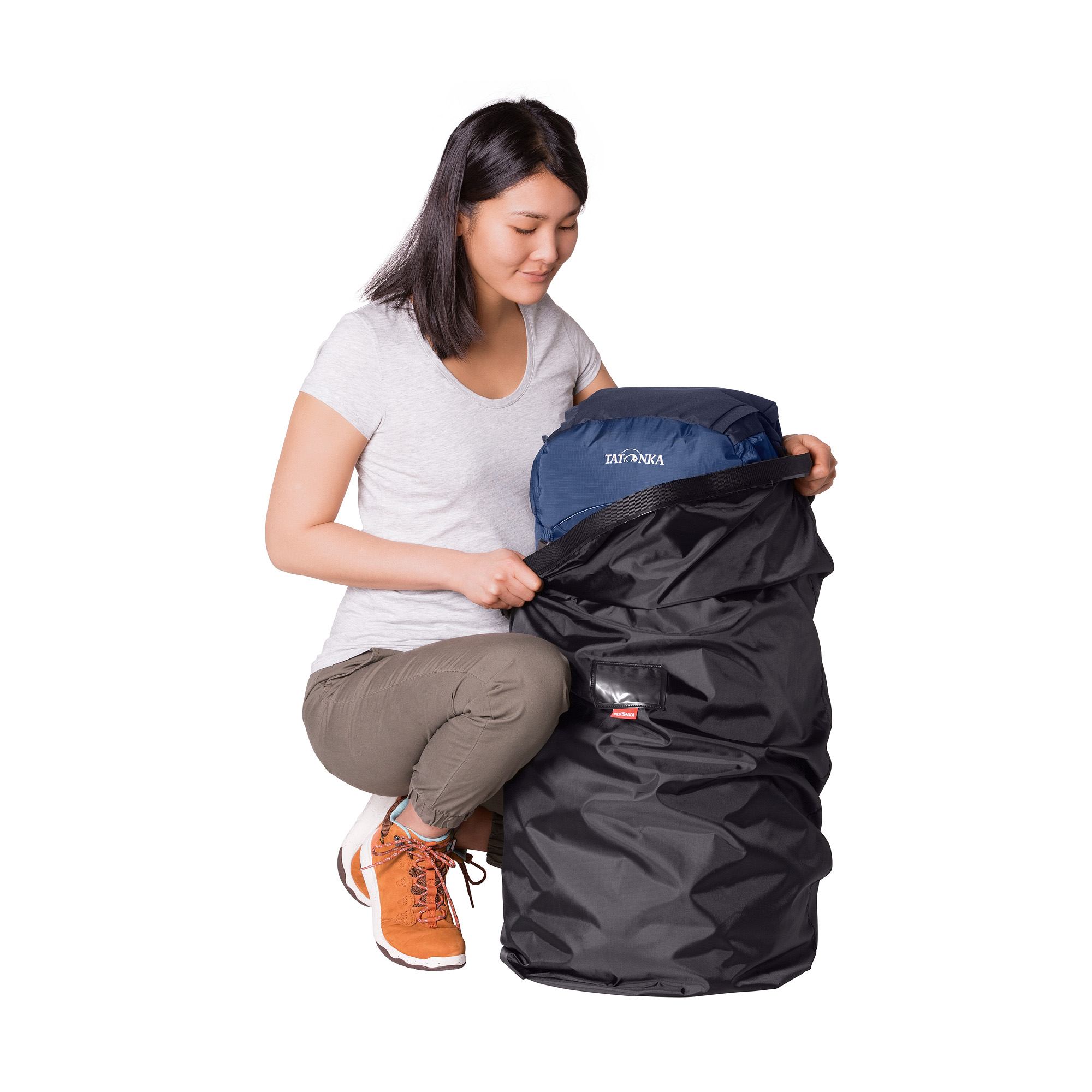 Tatonka Schutzsack Universal black schwarz Rucksack-Zubehör - Ansicht seitlich-vorne Tasche, Erwachsener, Weiblich, Person, Frau, Tatonka Schutzsack Universal black schwarz Rucksack-Zubehör - Ansicht seitlich-vorne