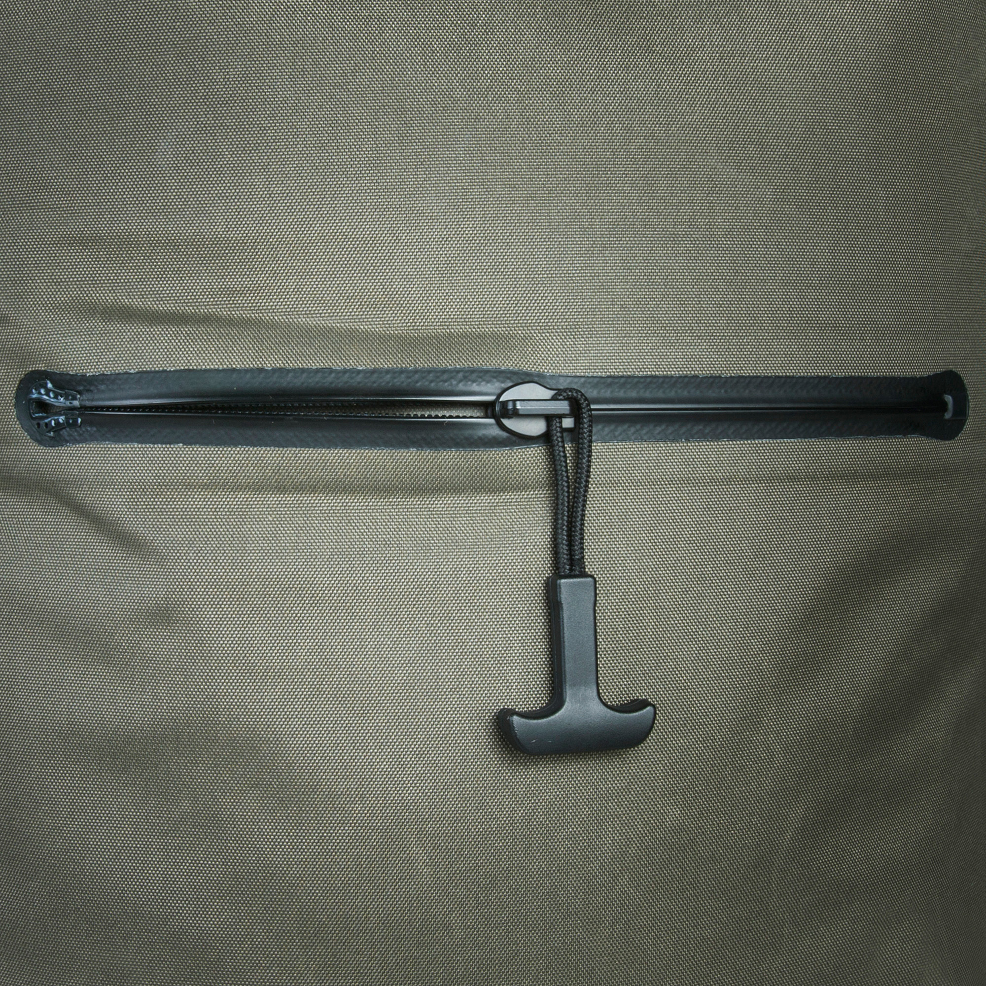 Stick, Tatonka Commuter Rolltop 25 WP stone grey olive grau Tagesrucksäcke - Detailansicht