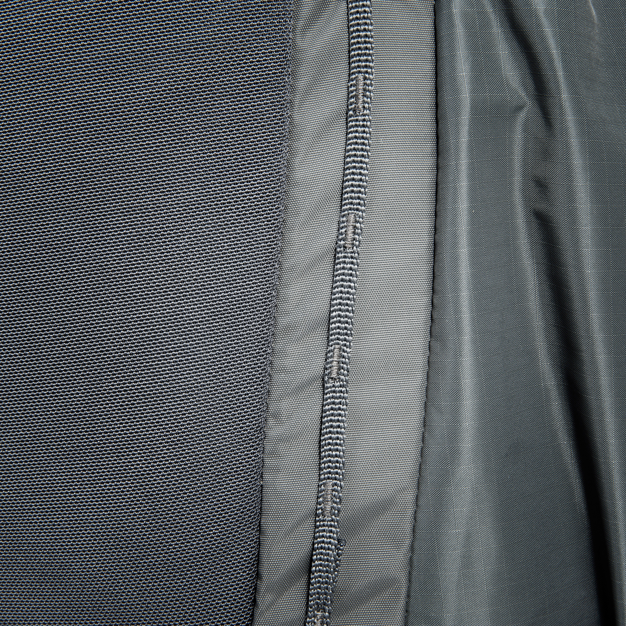 Textured fabric, Reißverschluss, Grau, Stickerei/Naht, Nahaufnahme, Tatonka Pyrox Lite 44+10 Women titan grey grau Trekkingrucksäcke - Detailansicht