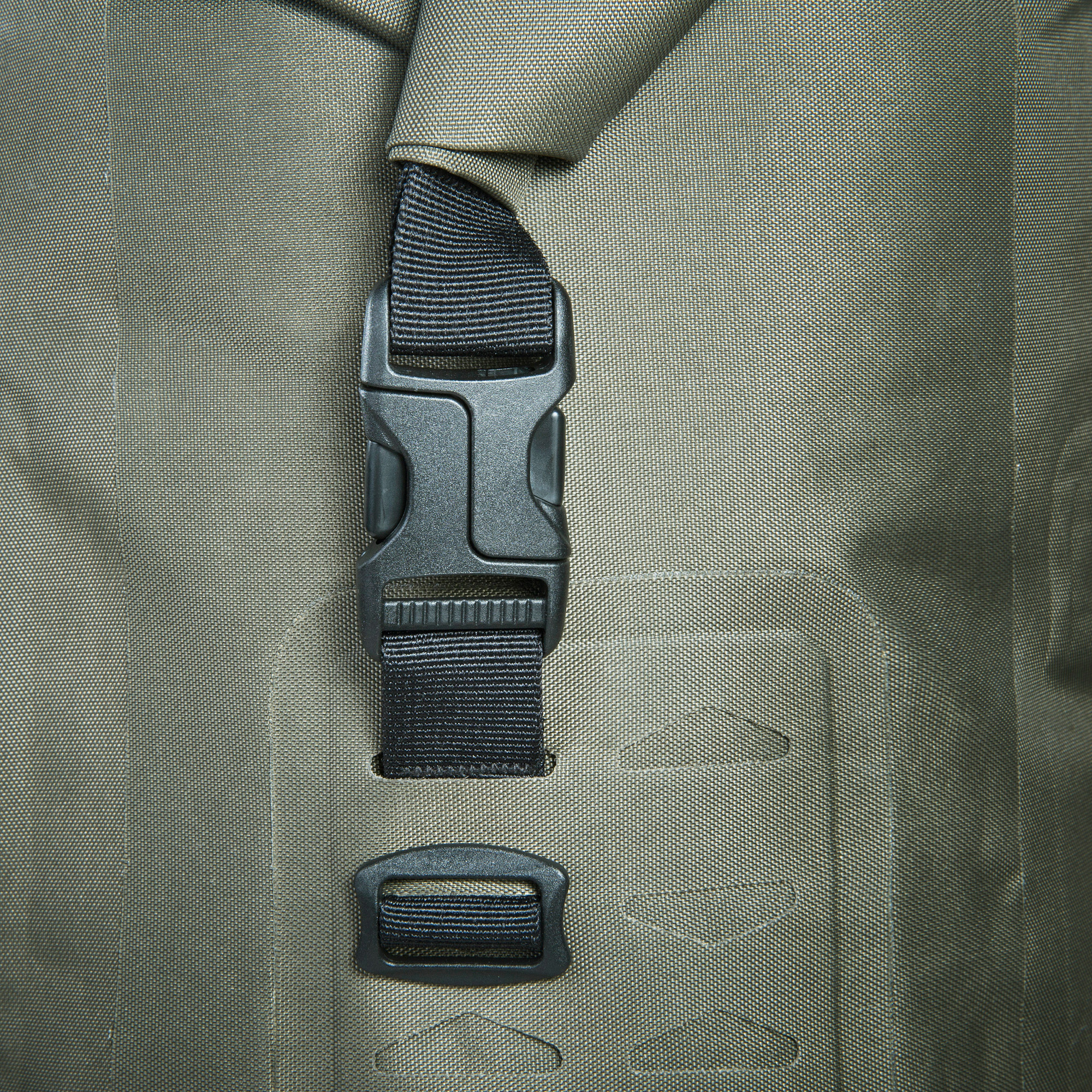 Zubehor, Riemen, Gürtel, Pistole, Sicherheitsgurt, Tatonka Commuter Rolltop 25 WP stone grey olive grau Tagesrucksäcke - Detailansicht