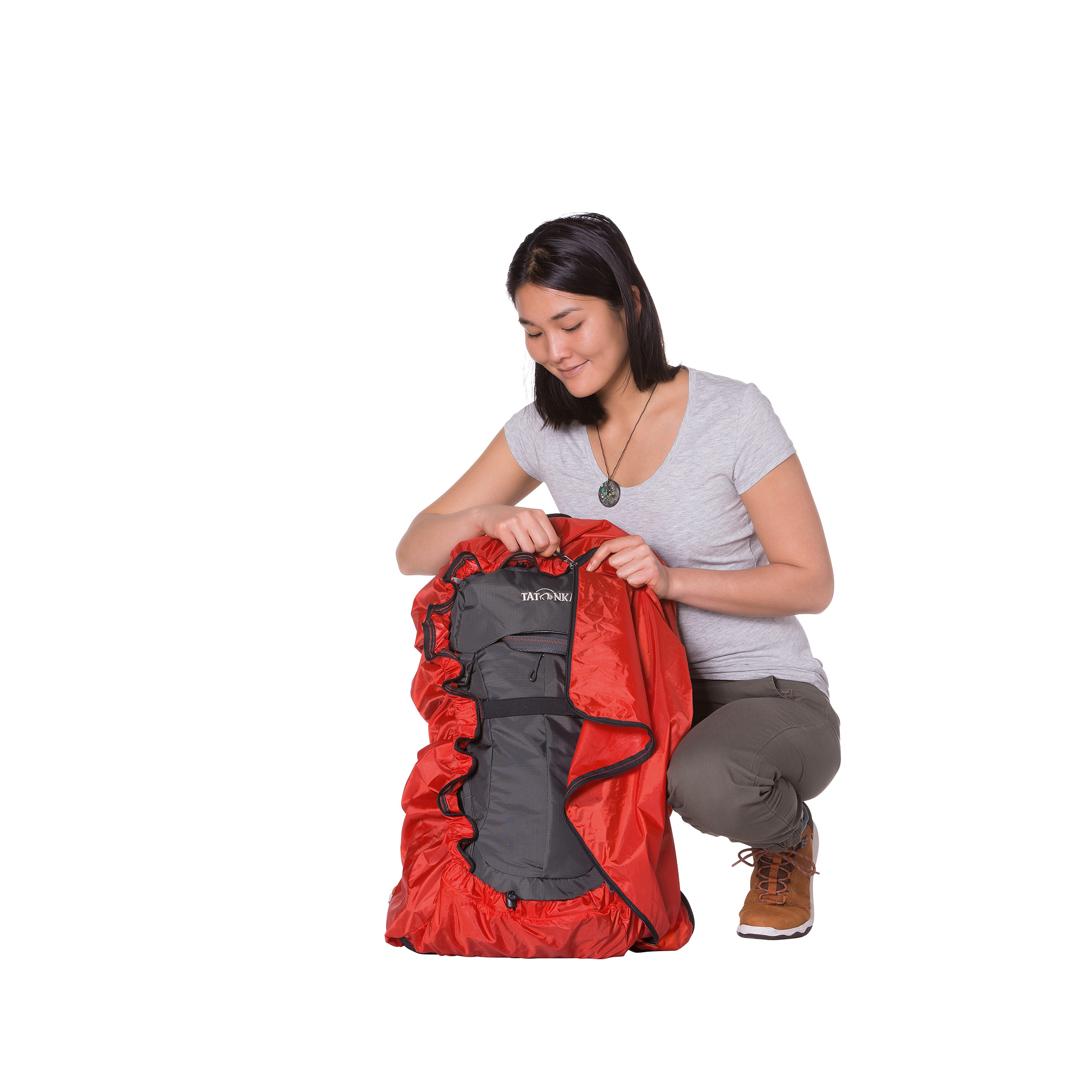 Tatonka Luggage Cover "M" red rot Rucksack-Zubehör - Ansicht seitlich-hinten Tasche, Erwachsener, Weiblich, Person, Frau, Tatonka Luggage Cover "M" red rot Rucksack-Zubehör - Ansicht seitlich-hinten