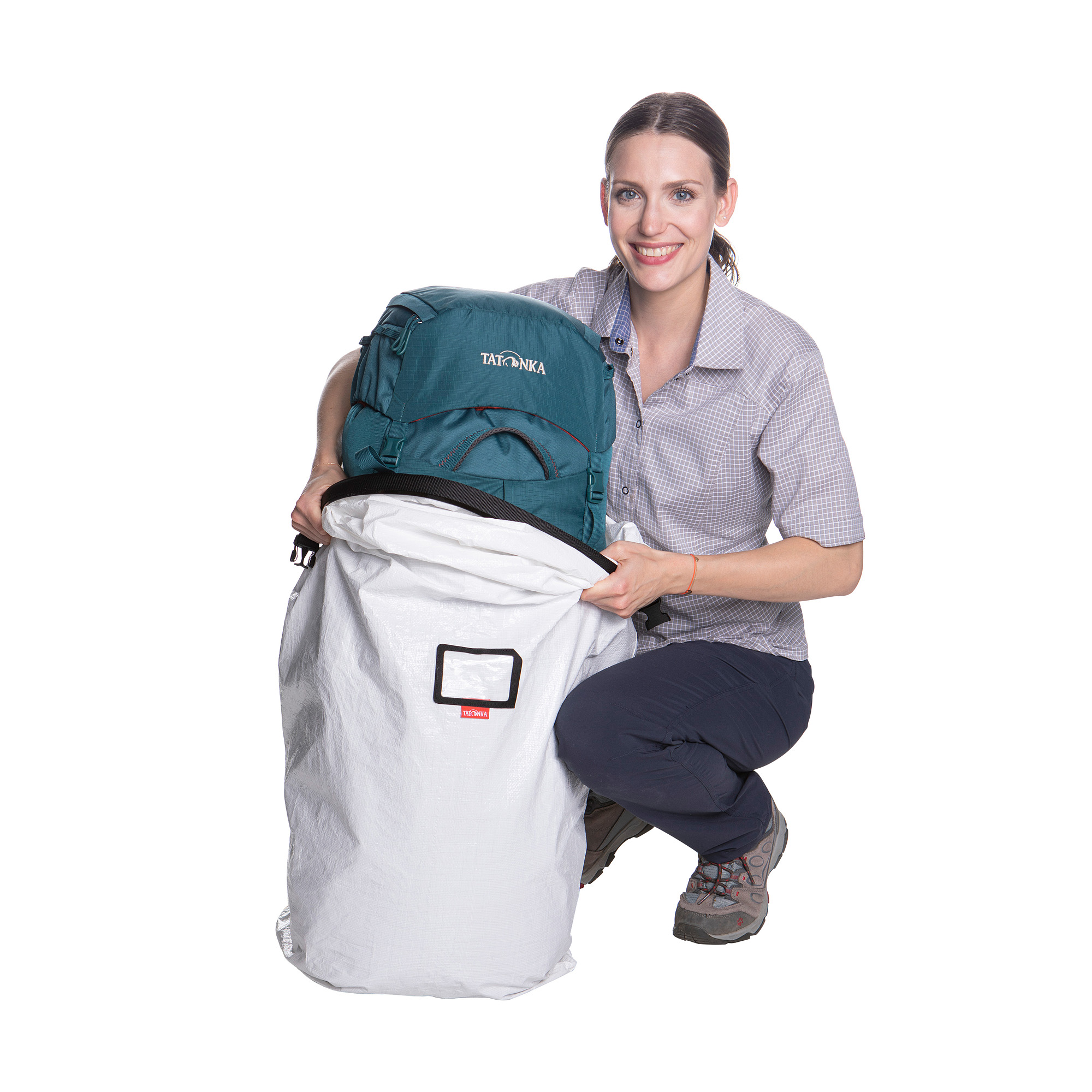 Tatonka Pack Cover Universal white silber Rucksack-Zubehör - Detailansicht Tasche, Schuhe, Schuh, Person, Rucksack, Tatonka Pack Cover Universal white silber Rucksack-Zubehör - Detailansicht