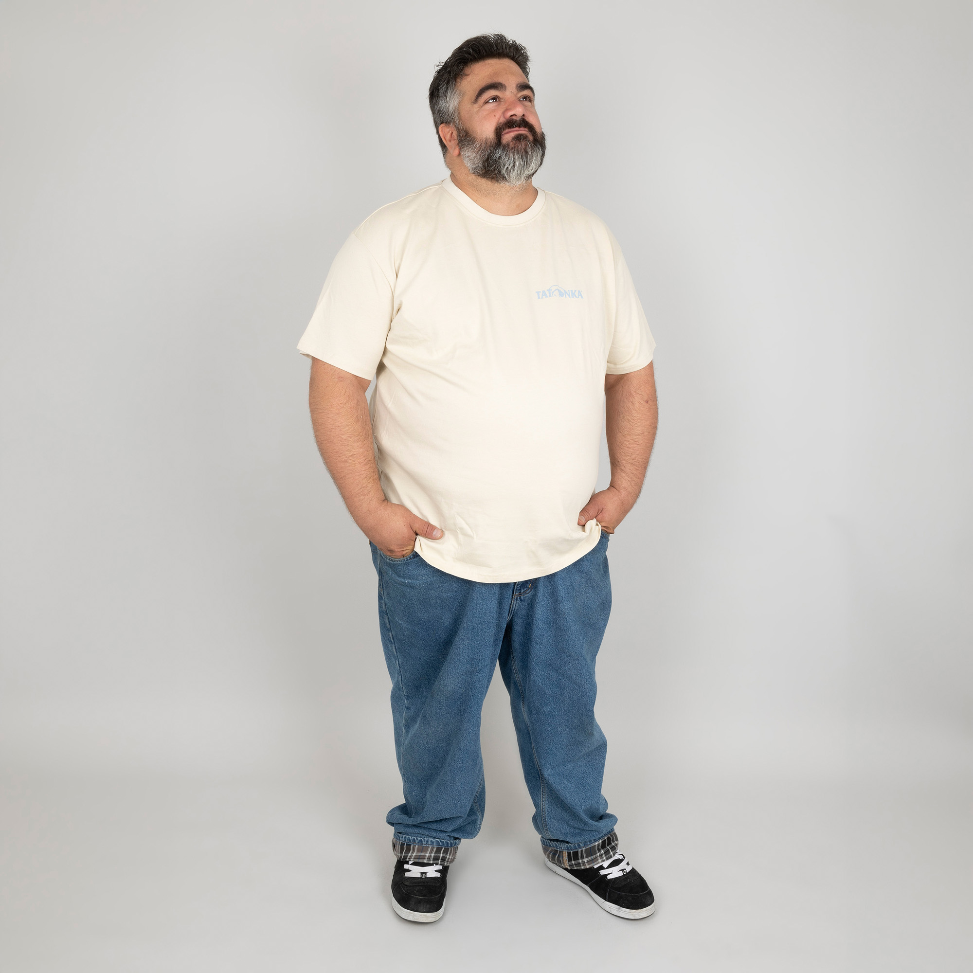 Hosen, T-shirt, Schuh, Person, Stehend, Tatonka Tatonka Collage Oversize Shirt M's sand grau T-Shirts - Ansicht frontal-hinten