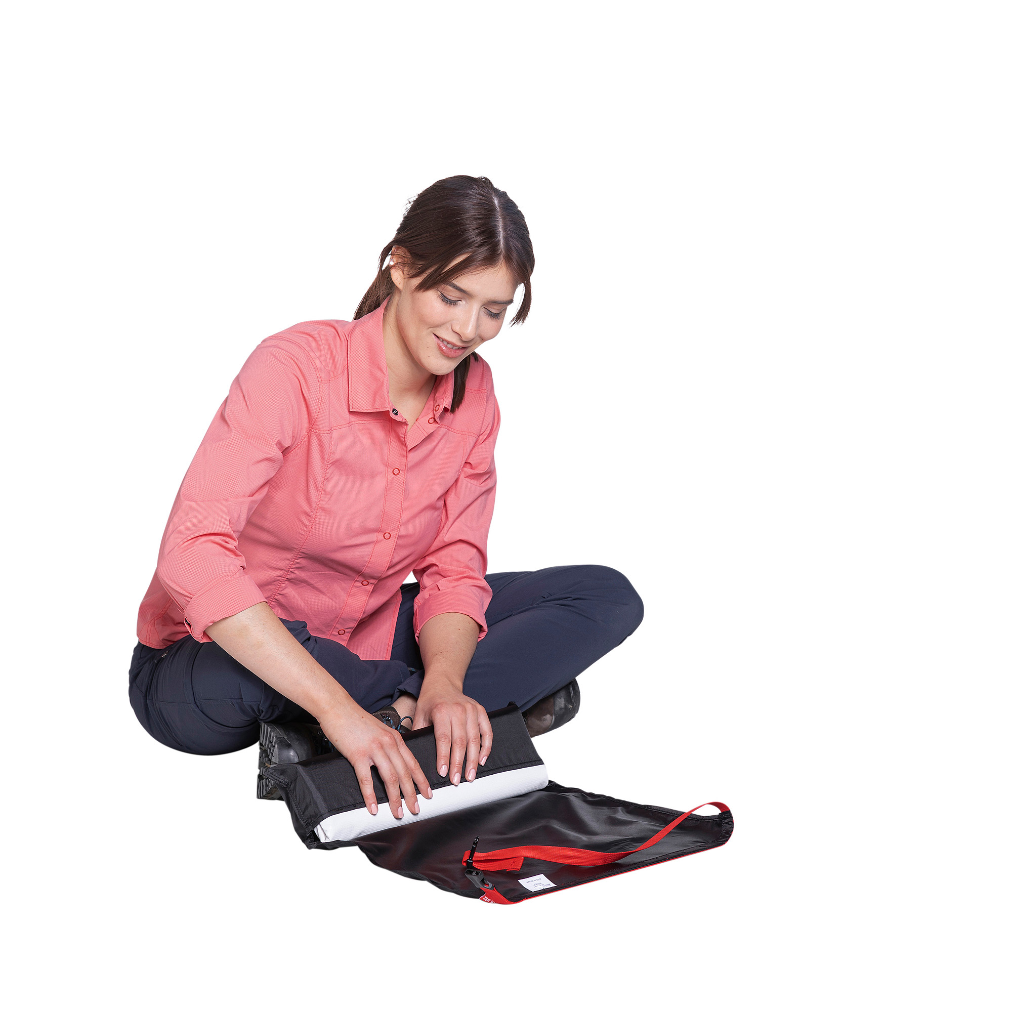 Person, Sitzen, Tatonka Equipment Wrap & Roll M black schwarz Sonstiges Zubehör - Ansicht seitlich-vorne