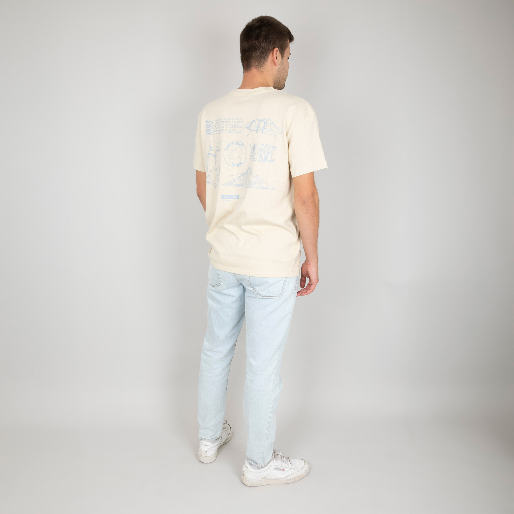 T-shirt, Person, Stehend, Hosen, Mann, Tatonka Tatonka Collage Oversize Shirt M's sand grau T-Shirts - Ansicht seitlich-hinten