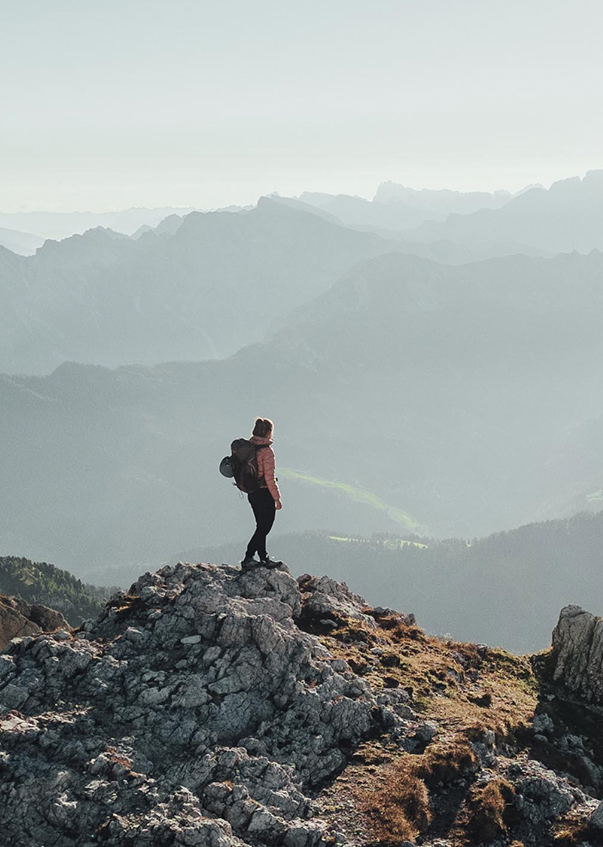 Berg, Klettern, Rucksack, Dame, Berggipfel, Berglandschaft, Herausforderung, Wandern, Gestein, Rucksack, Berg, Bergsteigender, Rucksack, Gestein, Wanderer, Wandern, Felsiges Gelände, Rucksack, Berge, Reisender, Hiker, Rucksack, Berge, Felsen, Draußen,