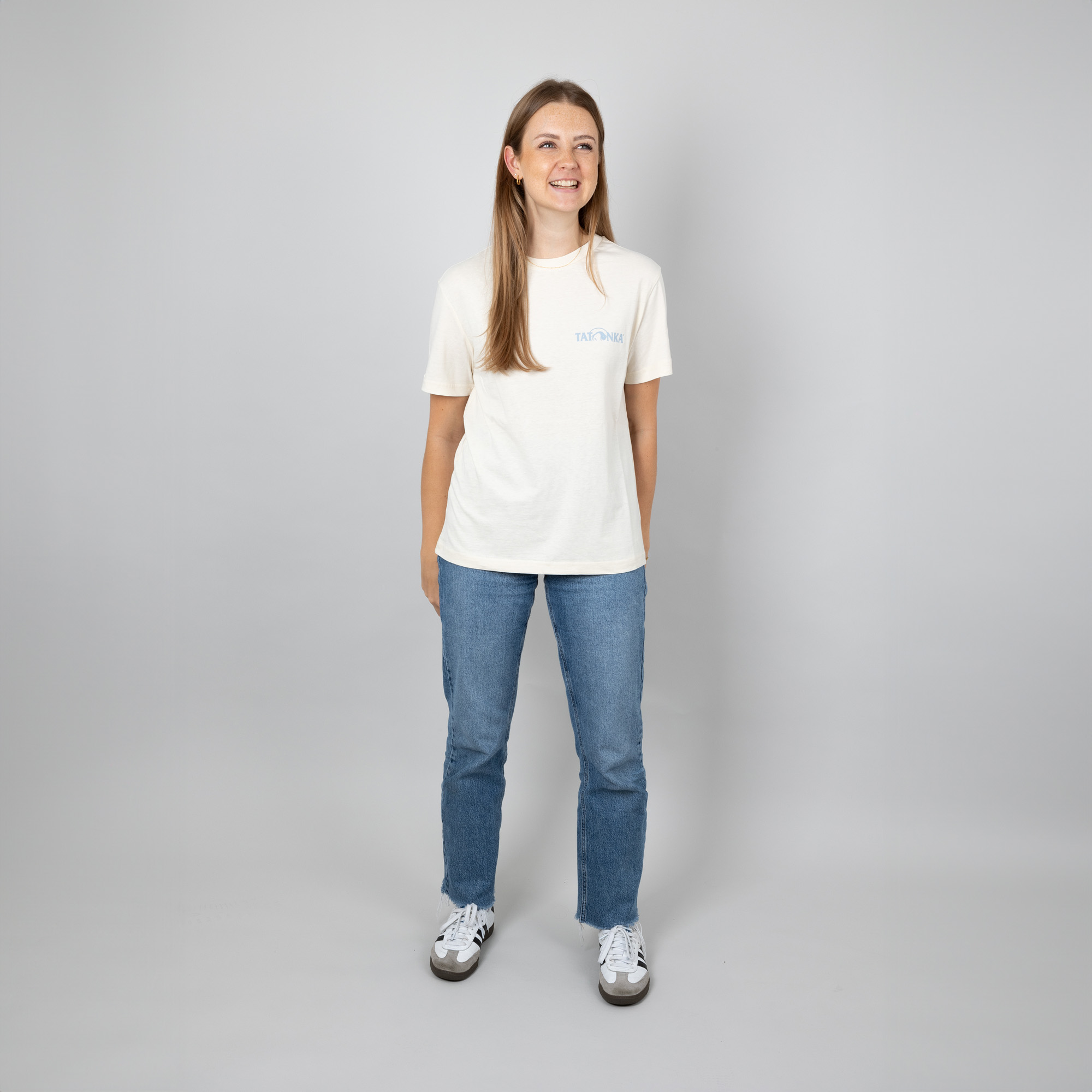 T-shirt, Hosen, Mädchen, Person, Jugendlich, Tatonka Tatonka Collage Oversize Shirt W's white sand grau T-Shirts - Ansicht seitlich-vorne