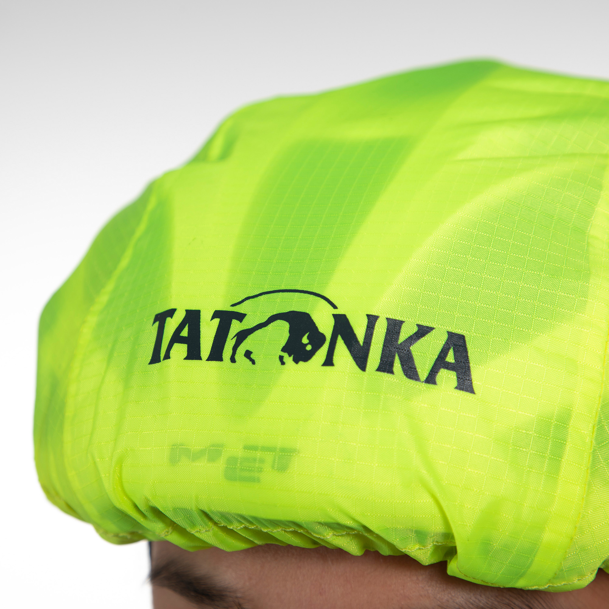 Mütze, Kleidung, Hut, Bademode, Badekappe, Tatonka Helmet Cover safety yellow gelb Regenhüllen - Detailansicht