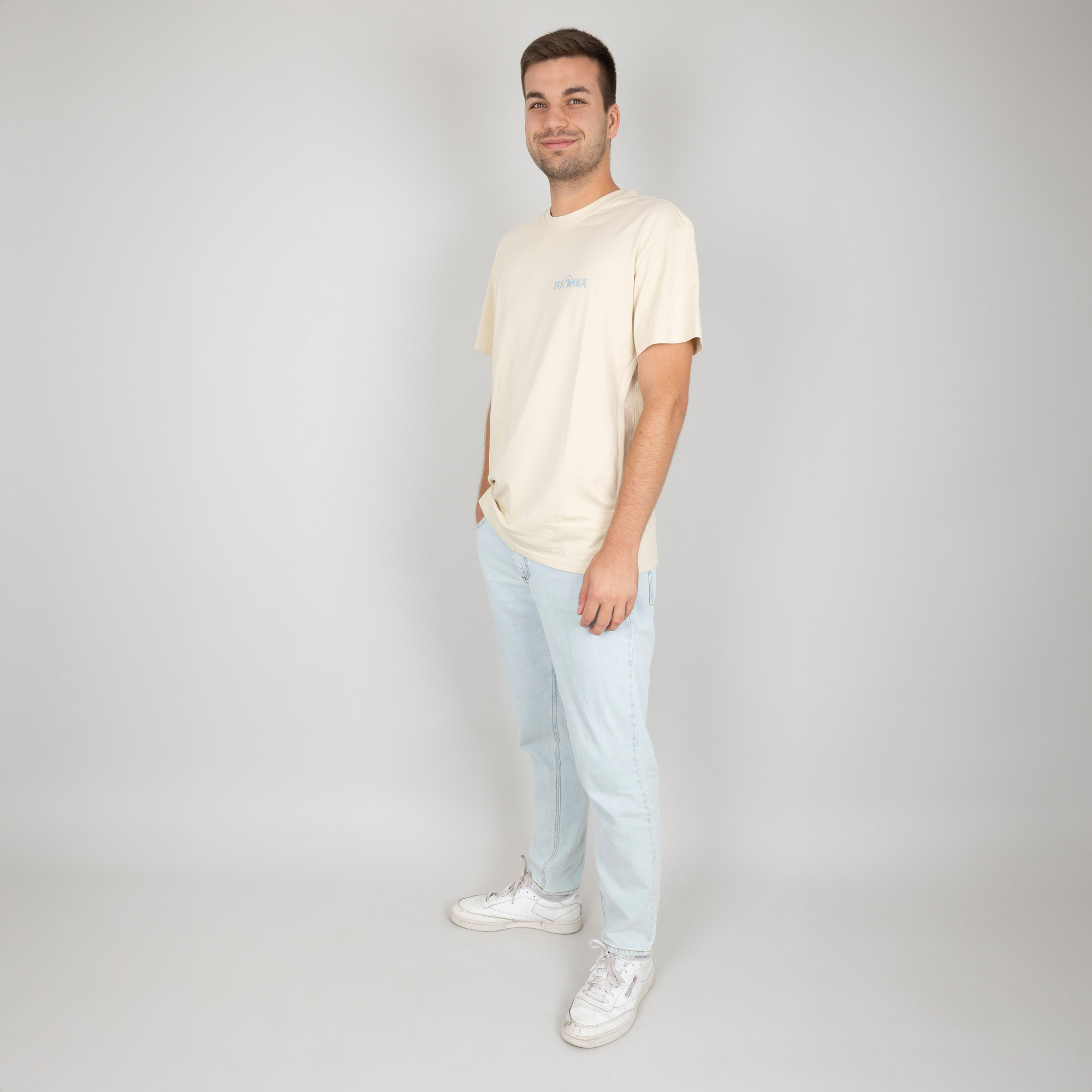 T-shirt, Person, Stehend, Hosen, Mann, Tatonka Tatonka Collage Oversize Shirt M's sand grau T-Shirts - Ansicht seitlich-vorne